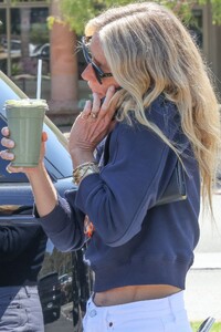 gwyneth-paltrow-out-for-a-fresh-smoothie-in-malibu-04-07-2023-1.jpg