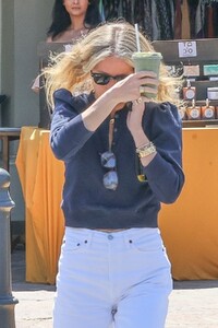 gwyneth-paltrow-out-for-a-fresh-smoothie-in-malibu-04-07-2023-4.jpg