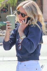 gwyneth-paltrow-out-for-a-fresh-smoothie-in-malibu-04-07-2023-6.jpg