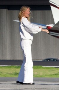 gwyneth-paltrow-returns-to-los-angeles-12-28-2022-6.jpg