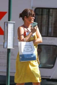 helena-christensen-grabs-italian-food-from-via-porta-in-new-york-04-12-2023-0.jpg