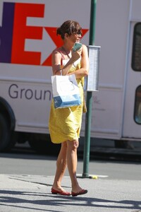 helena-christensen-grabs-italian-food-from-via-porta-in-new-york-04-12-2023-6.jpg