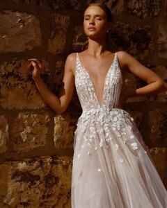 hilashalom_bridal_340860635_783142946292437_3862957567148329556_n.jpg