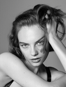 interview-03-2018_by_david-sims_(1).thumb.jpg.f91c8c21d489d9758af1800e4bc1f62c.jpg