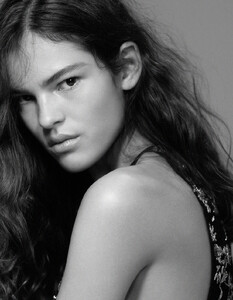 interview-03-2018_by_david-sims_(6).thumb.jpg.0e6af8f89efeb7a7d392c31750988ba2.jpg