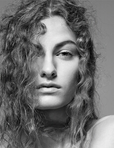 interview-03-2018_by_david-sims_(9).thumb.jpg.896fac804c424a291da1bd1cfffd5a1b.jpg