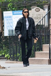 irina-shayk-out-and-about-in-new-york-04-27-2023-0.jpg