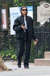 irina-shayk-out-and-about-in-new-york-04-27-2023-6.jpg