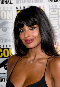 jameela-jamil-at-2022-comic-con-international-in-san-diego-07-23-2022-2.thumb.jpg.4ebfa462f423e67fcc474443ffcbe4fe.jpg