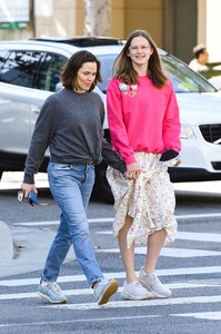 jennifer-garner-out-with-her-daughter-violet-in-beverly-hills-04-15-2023-4.jpg