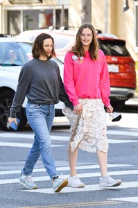 jennifer-garner-out-with-her-daughter-violet-in-beverly-hills-04-15-2023-6.jpg