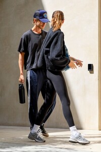 kaia-gerber-and-austin-butler-arrives-at-pilates-session-in-beverly-hills-04-19-2023-5.jpg