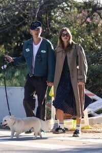 kaia-gerber-and-austin-butler-out-with-their-dog-at-a-park-in-silver-lake-03-26-2023-6.jpg