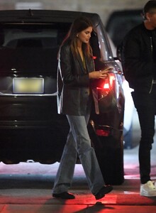 kaia-gerber-and-peter-utz-arrives-at-matsuhisu-restaurant-in-los-angeles-04-12-2023-5.jpg