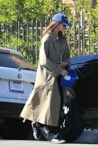 kaia-gerber-arrives-at-brentwood-country-mart-04-06-2023-4.jpg