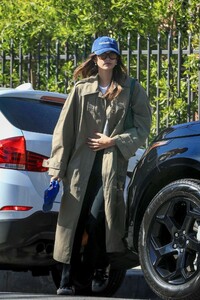 kaia-gerber-arrives-at-brentwood-country-mart-04-06-2023-5.jpg