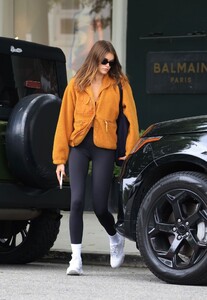 kaia-gerber-out-and-about-at-melrose-in-west-hollywood-04-17-2023-4.jpg