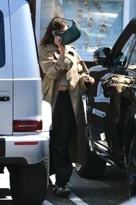 kaia-gerber-out-for-business-meeting-lunch-at-brentwood-country-mart-04-06-2023-1.jpg