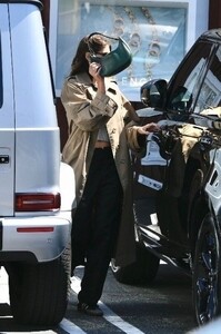 kaia-gerber-out-for-business-meeting-lunch-at-brentwood-country-mart-04-06-2023-3.jpg