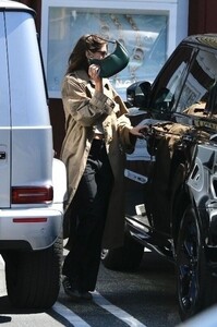 kaia-gerber-out-for-business-meeting-lunch-at-brentwood-country-mart-04-06-2023-4.jpg