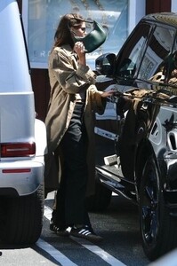 kaia-gerber-out-for-business-meeting-lunch-at-brentwood-country-mart-04-06-2023-5.jpg
