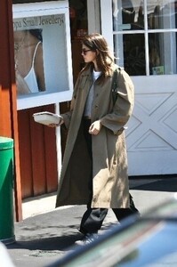kaia-gerber-out-for-business-meeting-lunch-at-brentwood-country-mart-04-06-2023-6.jpg