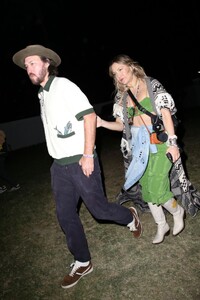 kate-hudson-arrives-at-2023-coachella-valley-music-and-arts-festival-in-indio-04-14-2023-2.jpg