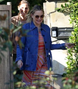 kate-hudson-leaves-a-friends-house-in-brentwood-04-11-2023-2.jpg