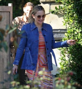 kate-hudson-leaves-a-friends-house-in-brentwood-04-11-2023-4.jpg