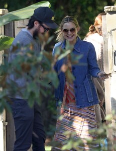 kate-hudson-leaves-a-friends-house-in-brentwood-04-11-2023-5.jpg