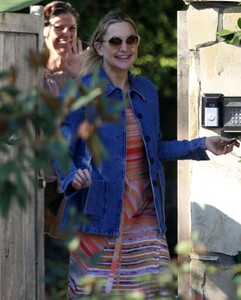 kate-hudson-leaves-a-friends-house-in-brentwood-04-11-2023-6.jpg