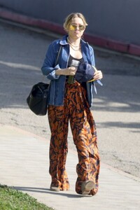 kate-hudson-out-and-about-in-los-angeles-03-28-2023-1.jpg
