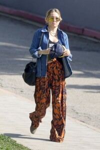kate-hudson-out-and-about-in-los-angeles-03-28-2023-2.jpg