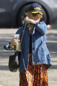 kate-hudson-out-and-about-in-los-angeles-03-28-2023-4.jpg