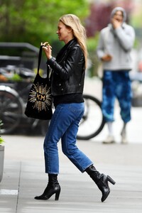 kate-moss-out-and-about-in-new-york-04-28-2023-2.jpg