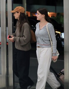 katie-holmes-and-suri-crusie-at-lax-airport-in-los-angeles-04-24-2023-1.jpg