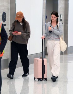 katie-holmes-and-suri-crusie-at-lax-airport-in-los-angeles-04-24-2023-4.jpg