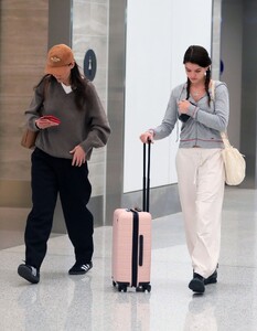 katie-holmes-and-suri-crusie-at-lax-airport-in-los-angeles-04-24-2023-5.jpg