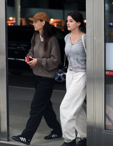 katie-holmes-and-suri-crusie-at-lax-airport-in-los-angeles-04-24-2023-6.jpg