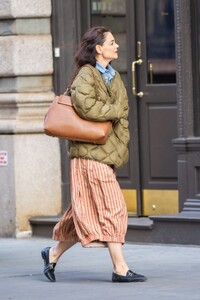 katie-holmes-arrives-at-her-apartment-in-new-york-03-29-2023-1.jpg