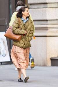 katie-holmes-arrives-at-her-apartment-in-new-york-03-29-2023-2.jpg