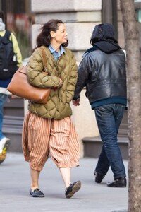 katie-holmes-arrives-at-her-apartment-in-new-york-03-29-2023-3.jpg