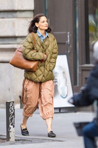 katie-holmes-arrives-at-her-apartment-in-new-york-03-29-2023-4.jpg
