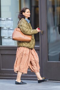 katie-holmes-arrives-at-her-apartment-in-new-york-03-29-2023-5.jpg