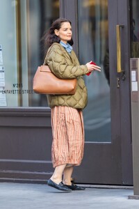 katie-holmes-arrives-at-her-apartment-in-new-york-03-29-2023-6.jpg