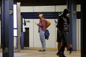 katie-holmes-heading-to-her-final-performance-of-the-wanderers-in-new-york-04-02-2023-4.jpg