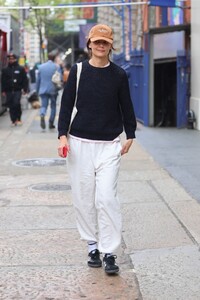katie-holmes-out-and-about-in-new-york-04-18-2023-1.jpg