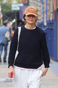 katie-holmes-out-and-about-in-new-york-04-18-2023-2.jpg