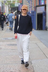 katie-holmes-out-and-about-in-new-york-04-18-2023-4.jpg