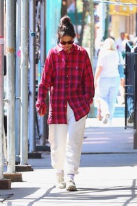 katie-holmes-out-for-morning-stroll-in-new-york-04-12-2023-0.jpg